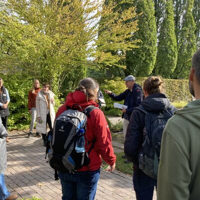 Bild vergr&ouml;&szlig;ern: Ulrich Kapteina, Umweltbildungszentrum Ammerland, mit einer Gruppe beim geführten Rundgang durch den Park
