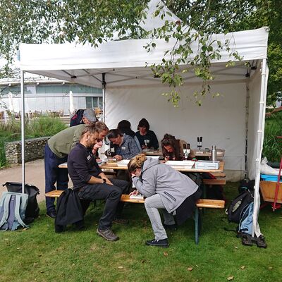 Bild vergr&ouml;&szlig;ern: Teilnehmerinnen und Teilnehmer beim Workshop zu Gewässeruntersuchungen im Schulgartenteich