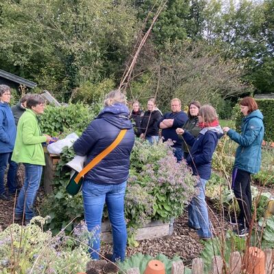 Bild vergr&ouml;&szlig;ern: Teilnehmerinnen und Teilnehmer beim Workshop zu Obst, Gemüse und Kräutern im Schulgarten