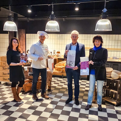 Auf dem Bild sehen Sie die Pr&auml;ventionsfachkraft Alena Schulz, B&auml;ckermeister J&ouml;rg Ripken, Sozialdezernent Ingo Rabe und die Gleichstellungsbeauftragte Anja Kleinschmidt bei einem Termin in der B&auml;ckerei Ripken.