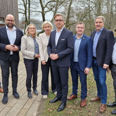Die Hauptverwaltungsbeamten der Landkreise und kreisfreien St�dte im Oldenburger Land
sprechen in der Finanzkrise mit einer Stimme: Tobias Gerdesmeyer (LK Vechta), Johann Wimberg (LK Cloppenburg), Petra
Gerlach (Delmenhorst), Karin Harms (LK Ammerland), Stephan Siefken (LK Wesermarsch), Dr. Christian Pundt (LK Oldenburg),
J�rgen Krogmann (Oldenburg), Sven Ambrosy (LK Friesland).