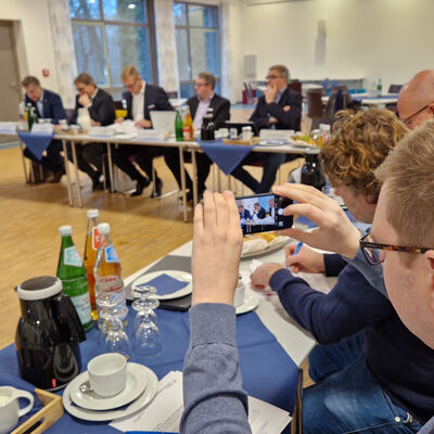 Die Verwaltungschefs der Landkreise und kreisfreien St�dte im Oldenburger Land sehen die
Handlungsf�higkeit durch eine Finanznot massiv gef�hrdet. Sie fordern w�hrend einer Pressekonferenz im Blockhaus Ahlhorn
das Land zur Unterst�tzung auf.