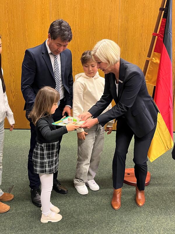 Landr�tin Karin Harms Landr�tin begr��t neue Staatsb�rgerinnen und Staatsb�rger