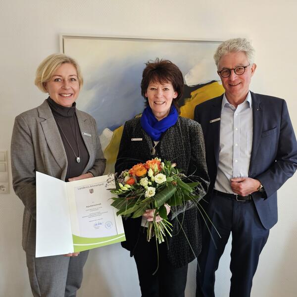 Auf dem Foto sehen Sie von links: Landr�tin Karin Harms, Anja Kleinschmidt und Ingo Rabe