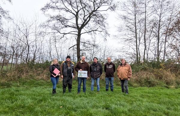 Maria Emler (Untere Naturschutzbeh�rde), Daniel Lenffer von der Firma B�cker (Firma G. B�cker GmbH), Dr. Philipp Kr�mer vom �KOL gUG, Dr. Ralf Strewe und Bj�rn K�hler (ehrenamtliche Ornithologen) und Hans Oltmanns als Vertreter der Jagdgenossenschaft Apen