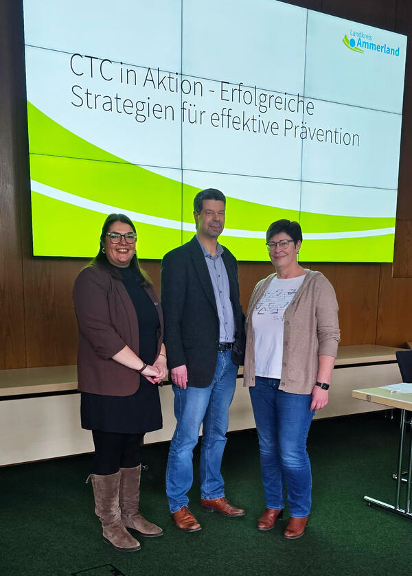Bildunterschrift: Fachnachmittag zur Pr�ventionsarbeit mit (v.l.) Malina Jan�en (CTC-Projektkoordinatorin des Landkreises Ammerland), Referent Frederick Groeger-Roth (Landespr�ventionsrat Niedersachsen) und Diana Fedder-Heikens (Amtsleiterin des Jugendamtes im Landkreis Ammerland)