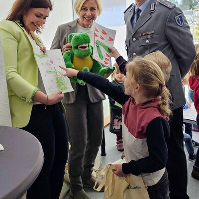 Tag der offenen T&uuml;r_ Die Landr&auml;tin nimmt Bilder der Malaktion entgegen
