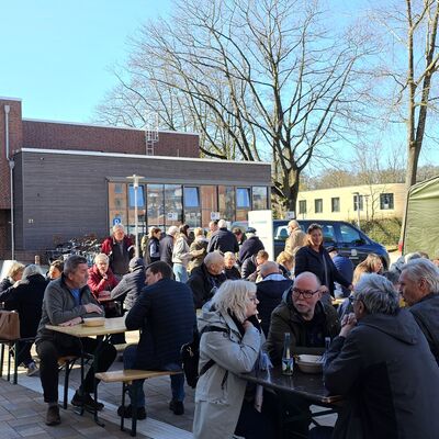 Tag der offenen T&uuml;r_Erbsensuppe der Bundeswehr zum Mittagessen