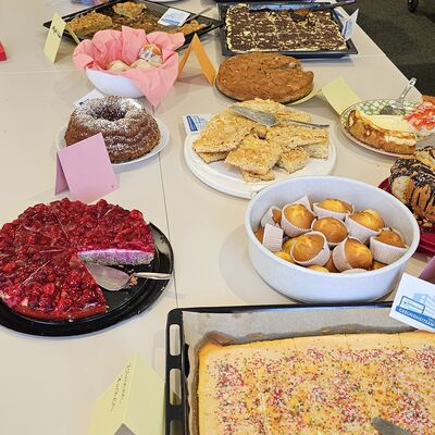 Tag der offenen T&uuml;r_Kuchenbuffet in der Cafeteria