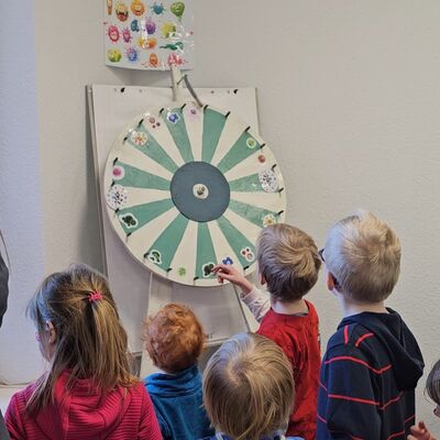 Tag der offenen T&uuml;r_Kinder drehen am Gl&uuml;cksrad