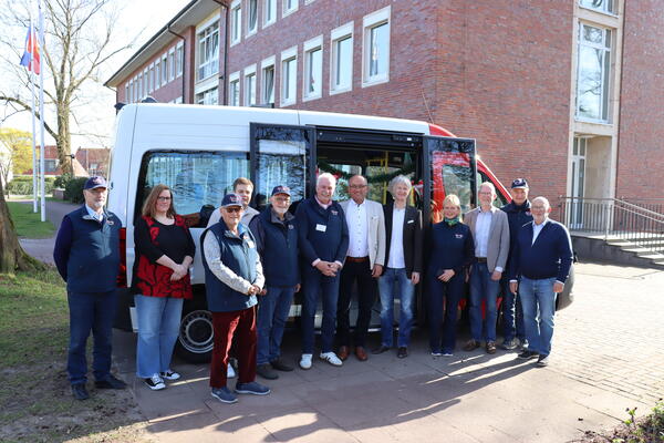 Mitglieder des B�rgerbusvereins, Mitarbeitende der Gemeinde Rastede sowie Vertreter von ZVBN und Landkreis Ammerland weihten den neuen Rasteder B�rgerbus ein