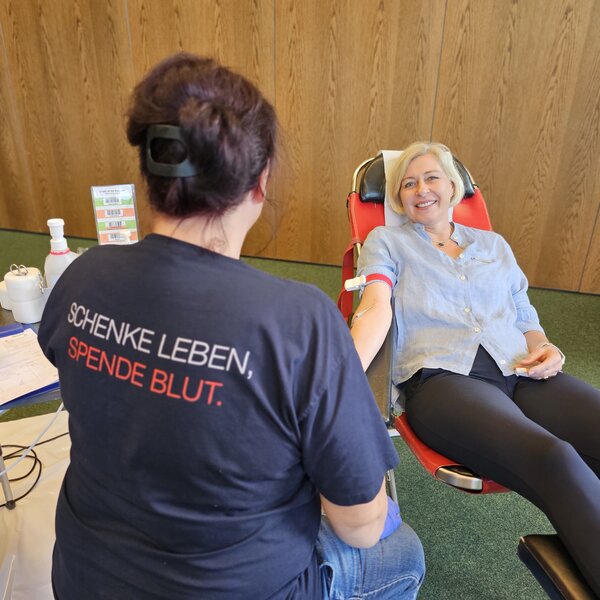 Landr�tin beim Blutspenden.jpg