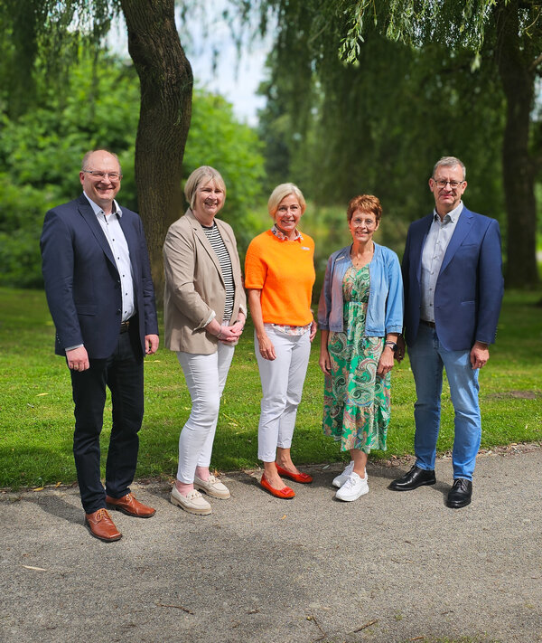 40 j�hriges Dienstjubil�um v.l. Stefan Deichsel, Silke Cordes, Landr�tin Karin Harms, Ute Fastje und Andreas Sch�tte