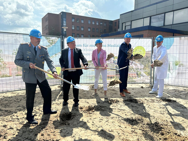 Erster Spatenstich f�r das Klinikzentrum Westerstede