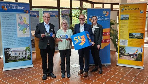 50 Jahre Oldenburgische Landschaft - Er�ffnung der Ausstellung im Kreishaus Westerstede mit (v.l.) Dr. J�rgen Welp (stellvertretender Gesch�ftsf�hrer der Oldenburgischen Landschaft), Etta Bengen (Museumskuratorin), Ralf Denker (Kulturdezernent) und Merle B�lter (M.A., Oldenburgische Landschaft)