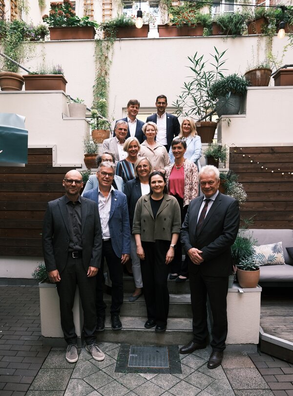 Auf dem Bild sieht man den alten und neuen Sachverst�ndigenrat f�r L�ndliche Entwicklung und den Minister Alois Rainer.