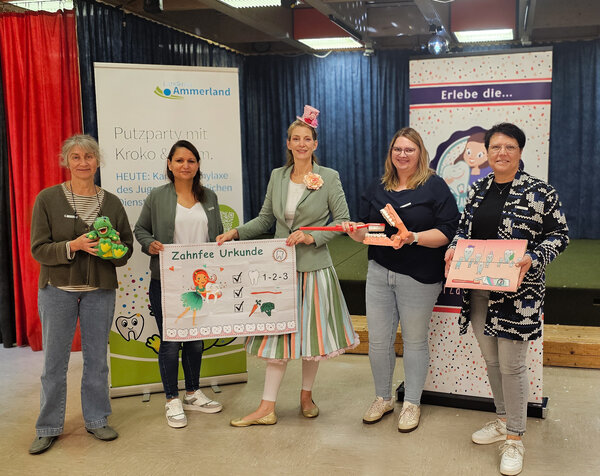 Auf dem Bild sieht man den Jugendzahn�rztlichen Dienst. In der Mitte steht die Kinderzauberin Jella.