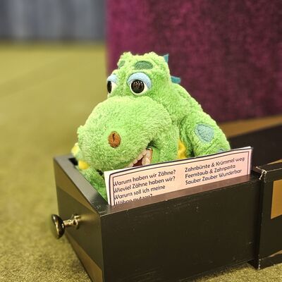 Kroko sitzt in einer kleinen Kiste auf der B&uuml;hne.