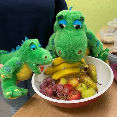 Bild vergr&ouml;&szlig;ern: Plüsch-Krokodile an einem Obstteller