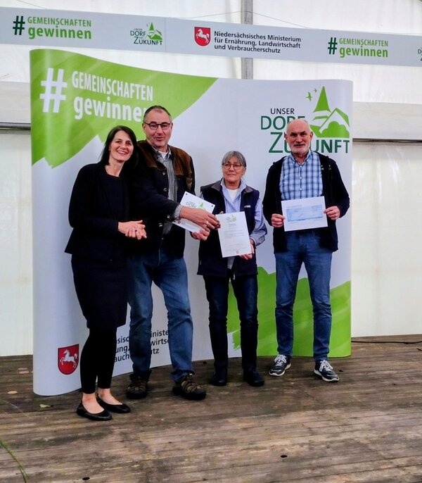 Ehrung f�r Eggeloge bei Unser Dorf hat Zukunft (v.l.): Miriam Staudte (nieders�chsische Landwirtschaftsministerin), Heiko Willms (Ortsb�rgerverein Eggeloge), Susanne Grube (Ortsb�rgerverein Eggeloge) Uwe H�stje (Ortsb�rgerverein Eggeloge)