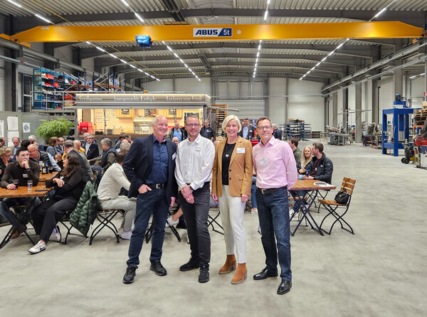 Wirtschaftsrunde zu Gast in der neuen Produktionshalle der Kruse + Sohn AG (v.l.): Kreiswirtschaftsf�rderer Fred Carstens, Olaf Abrahams (Gesch�ftsf�hrer und Vorstand der Kruse + Sohn Maschinenbau und Anlagentechnik AG), Landr�tin Karin Harms, Holger Erdmann (Oltmer Food Consulting GmbH, Edewecht)