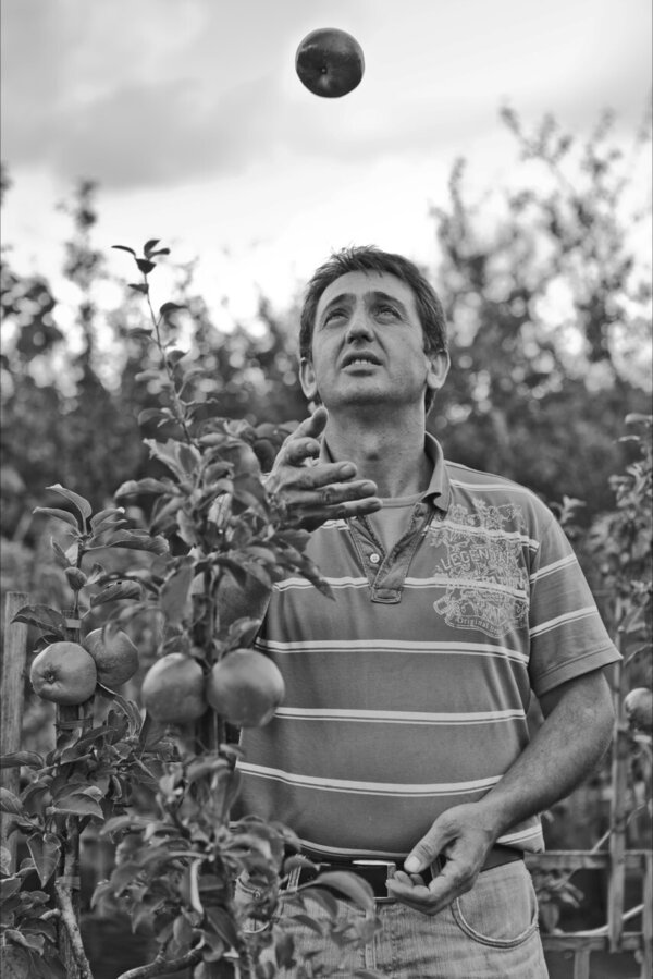 Fotoausstellung "Farben der Gesellschaft" mit Motiv: Ayhan Aktaş - Ein T�rke im Land der �pfel