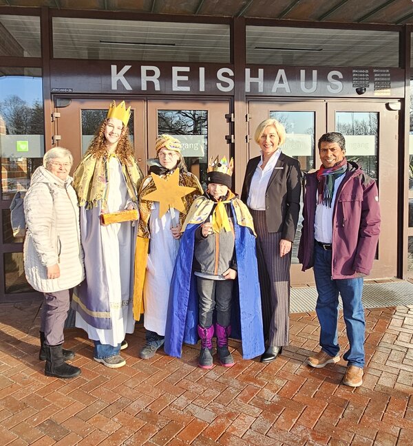 v.l. Gisela Hain, Jelka Hermann, Emma und Paul Seidel, Landr�tin Karin Harms sowie. Pfarrer Alex Mathew