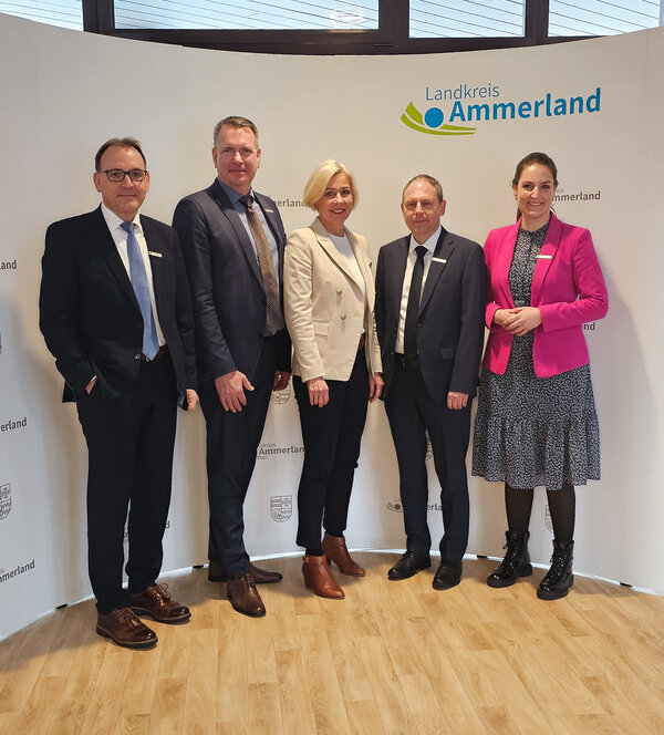 Neuer Zuschnitt f�r die Kreisverwaltung (v.l.): Erster Kreisrat Ralf Denker, Dezernent Dr. Thomas J�rgens, Landr�tin Karin Harms, Dezernent Torsten Niebisch und Dezernentin Dagmar Flohr.