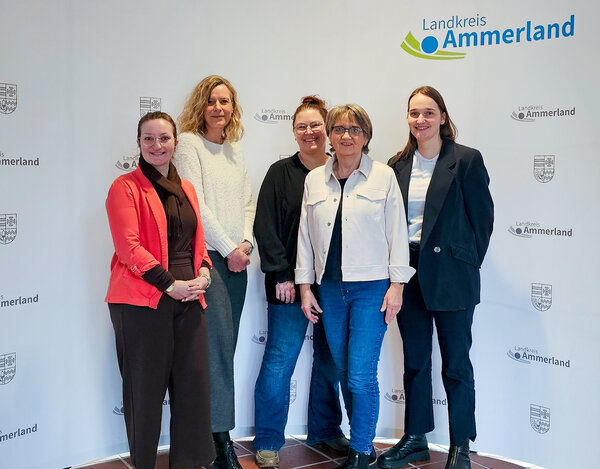 Starkes Netzwerk f�r Gleichstellung: Gemeinsam f�r mehr Chancengleichheit im Ammerland (v.l.): Julia Thieme (Landkreis Ammerland), Anke Wilken (Gemeinde Rastede), Sina Thyen (Gemeinde Apen), Kerstin Borm (Gemeinde Edewecht) und Lea Bausch (Stadt Westerstede). Es fehlen: Corinna Fischer (Gemeinde Wiefelstede) und Sabine Kr�ger (Gemeinde Bad Zwischenahn)