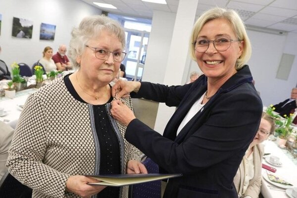 Verdienstkreuz am Bande an Edith Wohltmann