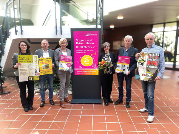 Feiern das 25-j�hrige Bestehen des Sorgen- und Krisentelefons Ammerland: (v.l.) Alena Schulz (Kreisjugendpflegerin), Torsten Niebisch (Sozialdezernent), Landr�tin Karin Harms, Kerstin Spradau-Kahnt, Hans Hasselder und Ansgar Melter (Beratungsstelle f�r Kinder, Jugendliche und Eltern)