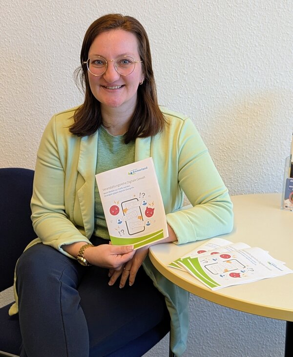 Julia Thieme mit der Brosch�re zur Veranstaltungsreihe "Digitale Gewalt"