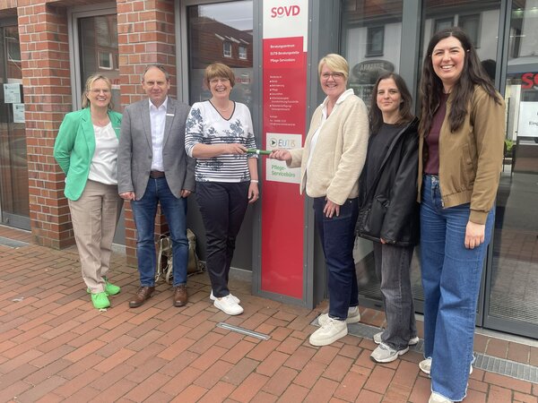 Bei der �bergabe der Leitungsfunktion: (v.l.) Danielle Saathoff (Leitung Sozialamt Landkreis Ammerland), Torsten Niebisch (Sozialdezernent Landkreis Ammerland), Ina Hensiek und Rita Eilers (Pflege-Serviceb�ro Ammerland), Juliana Goodwin und Sara Opitz (Abteilung Sozialpolitik, SoVD-Landesverband Niedersachsen e.V.)