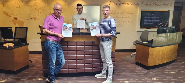 �ber die guten Ergebnisse bei der G�stezufriedenheit freuen sich (von links) Frank Bullerdiek, Ammerland-Touristik, Christian Voss, Schokoladenhotel, und Bernd Voss, DEHOGA-Kreisverband Ammerland!