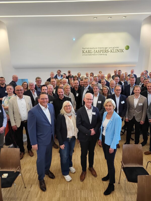 Ammerl�nder Wirtschaftsrunde zu Gast in der Karl-Jaspers-Klinik: (v.l.) �rztlicher Direktor Prof. Dr. Dr. Ren� Hurlemann, Pflegedirektorin Monika J�ttner, Gesch�ftsf�hrer Michael Poerschke, Landr�tin Karin Harms