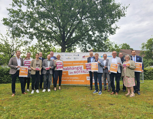 Vorstellung der neuen Infokampagne �Unabh�ngig im Notfall� des Landkreises Ammerland mit der Stadt Westerstede und den Gemeinden: (v.l.) B�rgermeister Henning Dierks, Dezernentin Dagmar Flohr, Eva Birkholz und John Duden (Polizei), Dezernent Torsten Niebisch, Dezernent Dr. Thomas J�rgens, Landr�tin Karin Harms, B�rgermeister J�rg Pieper, B�rgermeisterin Petra Knetemann, Erster Kreisrat Ralf Denker, B�rgermeister Lars Krause, Thilo Seeberg (Polizei), Allgemeine Vertreterin des B�rgermeisters Hilke Hinrichs und B�rgermeister Matthias Huber