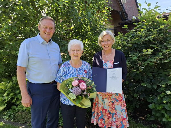 Ein Leben voller F�rsorge - Taline Klein mit Landesmedaille ausgezeichnet (v.l.) B�rgermeister Michael R�sner, Taline Klein und Landr�tin Karin Harms
