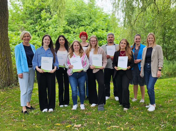 Erfolgreicher Abschluss der Ausbildung und des Studiums 2026 (v.l.): Landr&auml;tin Karin Harms mit Lena Meyer, Susan Kadi, Nadine B&ouml;hmann, Jana Marie Friedrichs, Chantal Zehrendt, Qasim Ahmady, Neele Meyer und Personaldezernentin Dagmar Flohr sowie Ausbildungsleiterin Lorena Schmidt
Nicht auf dem Foto: Lisa Sch&ouml;pper