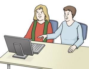 Bild vergr&ouml;&szlig;ern: Zwei Personen sitzen an einem Tisch vor einem Computer, während eine Person auf die Tastatur zeigt und der anderen bei der Nutzung des Computers hilft.