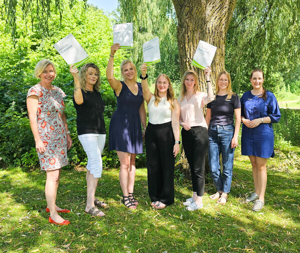 Erfolgreicher Abschluss der Angestelltenlehrg&auml;nge I und II 2026 (v.l.): Landr&auml;tin Karin Harms mit Sandra van Loh, Imke Pittelkow, Rieke Wiemkes, Helena Fischer und Personaldezernentin Dagmar Flohr sowie Ausbildungsleiterin Lorena Schmidt
Nicht auf dem Foto: Carina Meilahn und Kevin Makselon