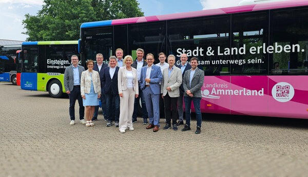 Gruppenfoto vor der neuen Busflotte im Ammerland III