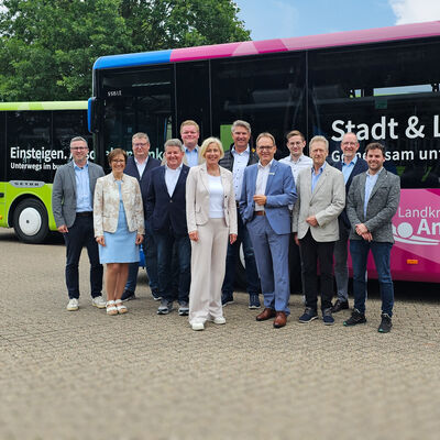 Gruppenfoto vor der neuen Busflotte im Ammerland III