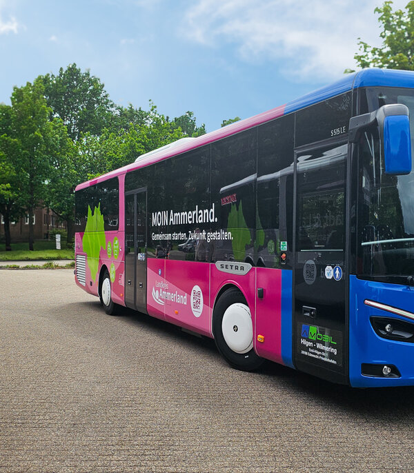 Neue Busse f�r das Ammerland im farbenfrohen Landkreis-Design