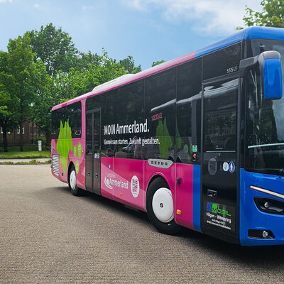 Neue Busse f&uuml;r das Ammerland im Landkreis-Design
