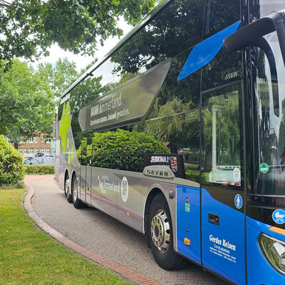 Neuer Doppeldecker-Bus im Landkreis-Design unterwegs im Ammerland