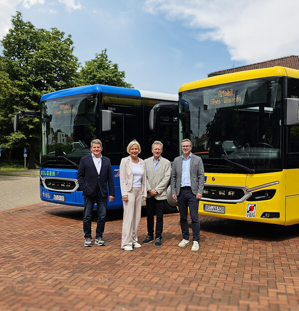 Verkehrsunternehmen Hilgen und Wilmering �bernehmen gemeinsam unter dem Namen AMobil den Betrieb des Linienb�ndels Ammerland S�d: (v.l.) Wolfgang Hilgen (Hilgen), Landr�tin Karin Harms, Reiner Bick (ZVBN) und Markus Kleine Sextro (Wilmering)