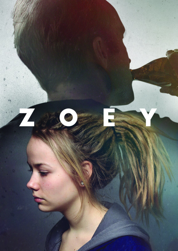 Filmplakat zu „Zoey“ mit einer jungen Frau im Vordergrund und einem Mann im Hintergrund, der aus einer Flasche trinkt.