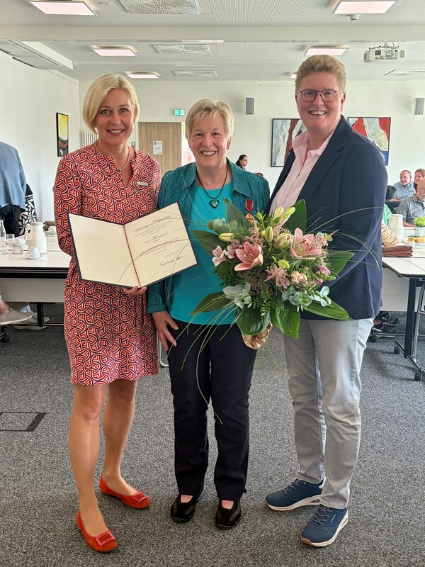 Landr�tin Karin Harms, die mit der Verdienstmedaille ausgezeichnete Hella Fittje-Oltmanns und Edewechts B�rgermeisterin Petra Knetemann