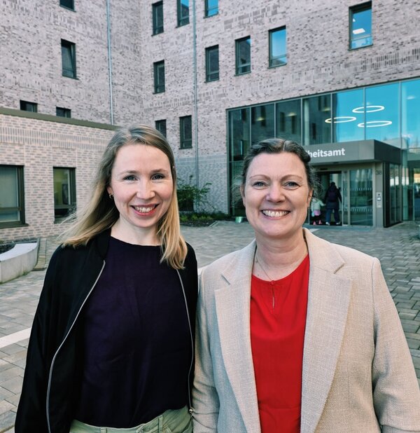 Simone Krebstakies und Annika Preuß-Hinrichs, Koordinatorinnen der Gesundheitsregion Ammerland, stehen vor dem Gesundheitsamt.