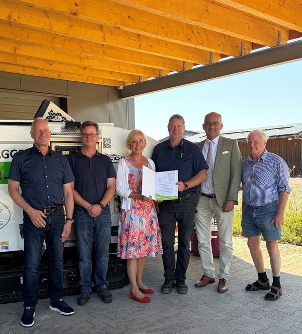 Landkreis Ammerland f�rdert die Betriebserweiterung bei der Braukmann Gartengestaltung-Baumpflege GmbH & Co. KG mit 25.000 Euro; von links: Kreiswirtschaftsf�rderer Fred Carstens, Gesch�ftsf�hrer Jens Braukmann, Landr�tin Karin Harms, Gesch�ftsf�hrer Kevin Braukmann, B�rgermeister Lars Krause, Seniorchef J�rgen Braukmann